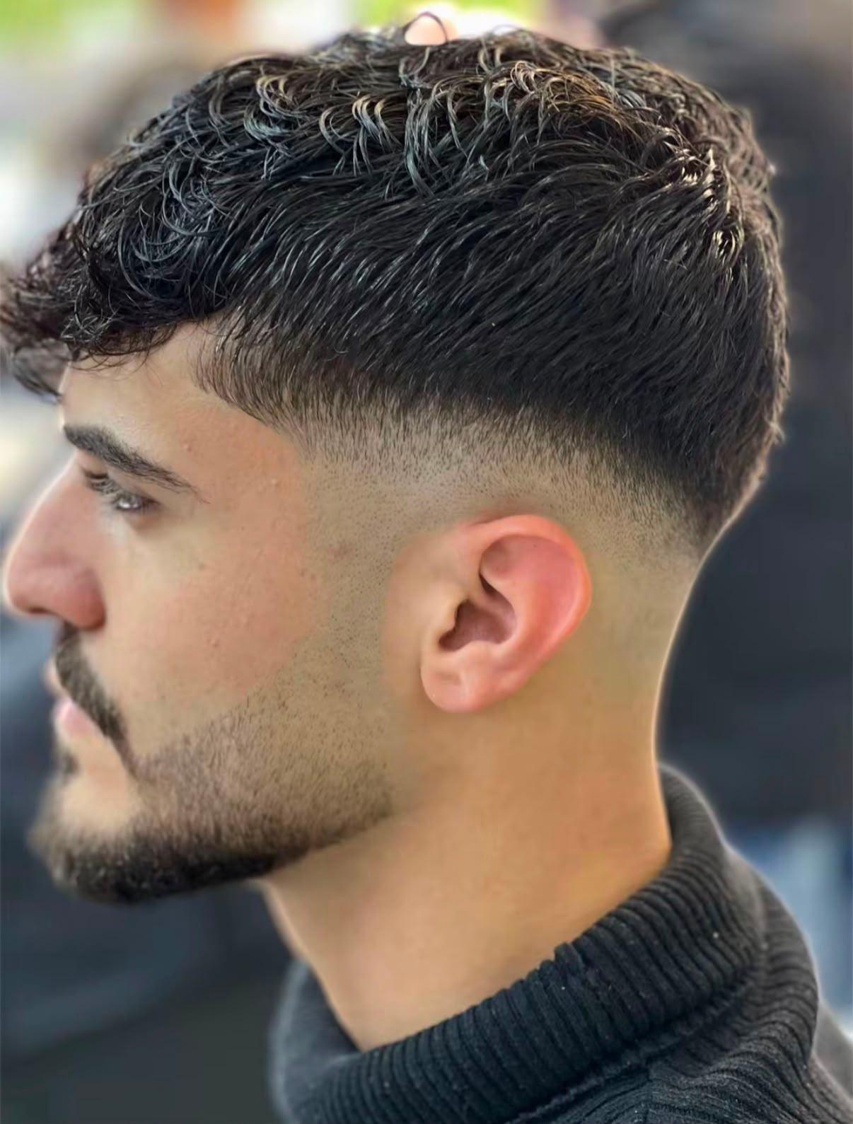 Barber bei der Arbeit im Delbrin Friseur Salon in Bremen